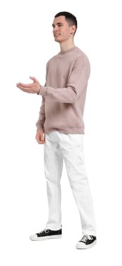 Yakışıklı genç adam beyaz arka planda birini selamlıyor.