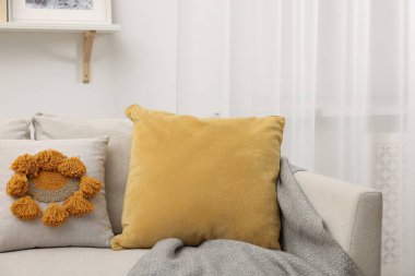 Yumuşak yastıklar ve battaniyeler evin içinde.