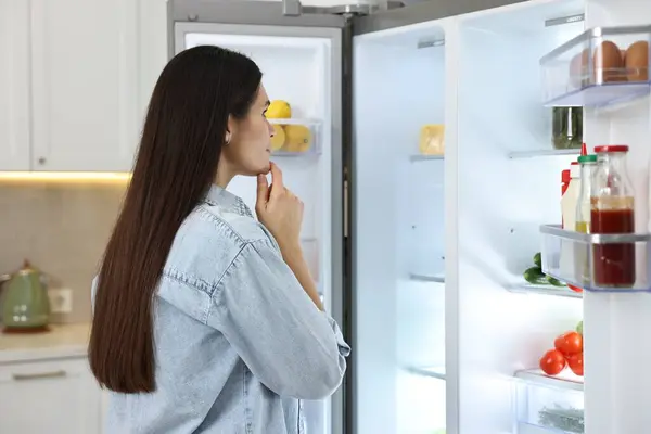 부엌에서 냉장고 근처에 — 스톡 사진