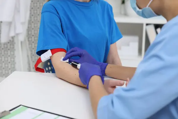 Laboratorní Testy Lékař Odebírá Vzorek Krve Pacienta Bílého Stolu Nemocnici — Stock fotografie