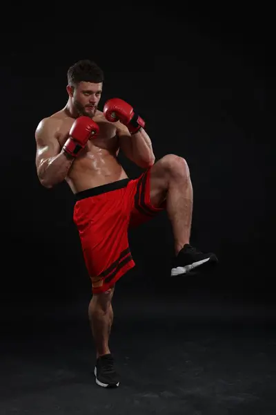 Muž Boxerských Rukavicích Bojuje Černém Pozadí — Stock fotografie