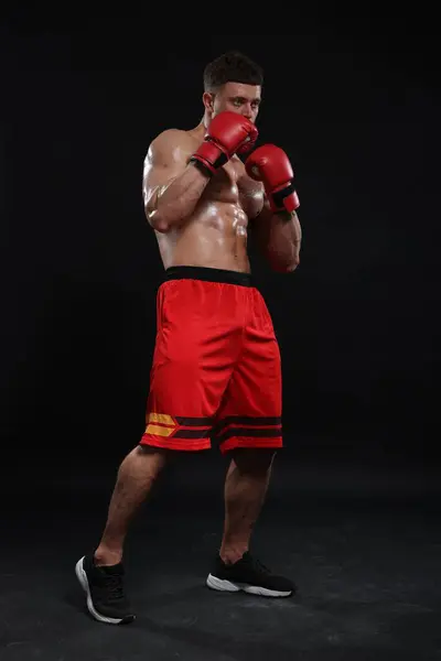 Muž Boxerských Rukavicích Černém Pozadí — Stock fotografie