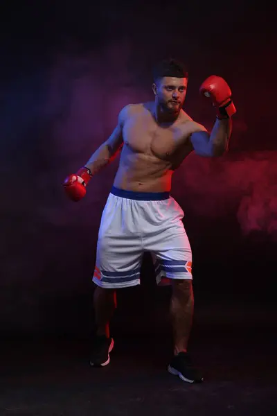 Muž Sobě Boxerské Rukavice Bojující Tmavém Pozadí — Stock fotografie