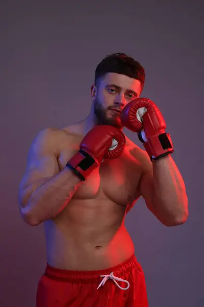 Muž Boxerských Rukavicích Barevném Pozadí — Stock fotografie