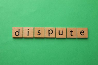 Yeşil arkaplanda kelime anlaşmazlığı içeren kareler, üst görünüm