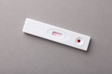 Gri arkaplan üzerinde tek kullanımlık bir ekspres test, üst görünüm