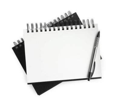 İki defter ve kalem beyaz, üst görünümde izole edilmiş.