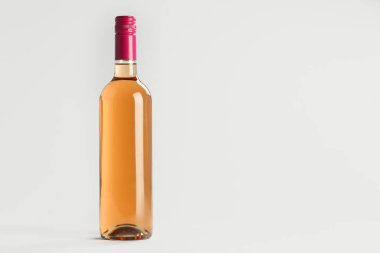 Hafif arka planda bir şişe pahalı gül şarabı. Metin için boşluk