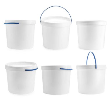 Kapakları beyaza izole edilmiş plastik kovalar, set