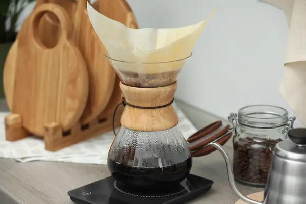 Cam Kimya Kahve Makinesi Mutfaktaki Tahta Tezgahın Üzerinde Kağıt Filtre — Stok fotoğraf