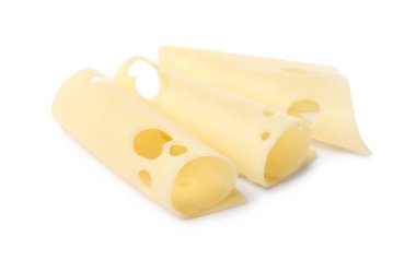 Lezzetli taze peynir dilimleri beyaz üzerine izole edilmiş.