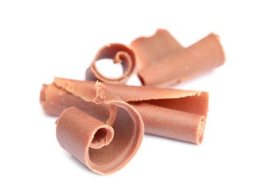 Beyaz arka planda bir sürü lezzetli çikolata parçacıkları