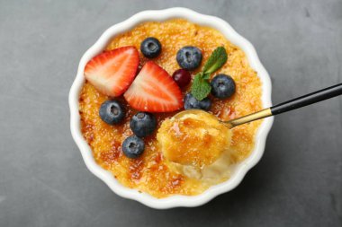 Lezzetli creme brulee 'yi böğürtlenli ve nane şekerli Gri Masa' dan