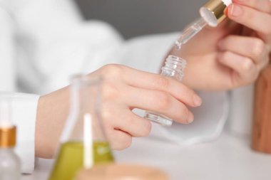 Dermatolog evde gerekli yağı test ediyor, seçici odaklanma