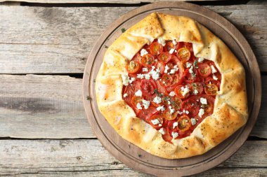 Tahta masa üzerinde domates, kekik ve peynir (Caprese galette) ile lezzetli galet, üst manzara. Metin için boşluk