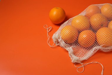 Arka planda taze portakallı ağ torbası. Metin için boşluk