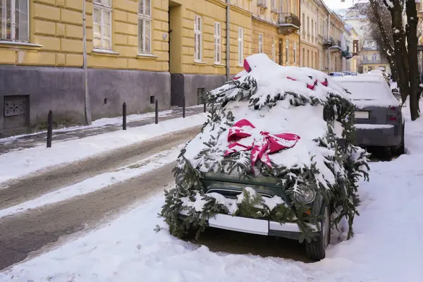 Uroczyście Urządzony Samochód Ulicy Miasta Zimie — Zdjęcie stockowe