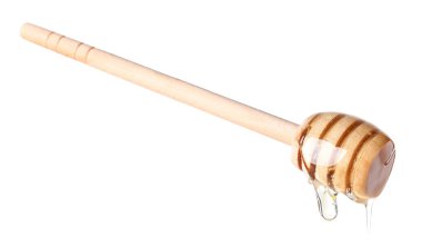 Beyaz arka planda doğal bal damlıyor.