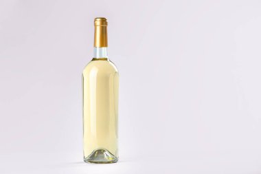Hafif arka planda bir şişe pahalı beyaz şarap. Metin için boşluk