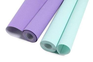 Beyaz üzerine izole edilmiş iki renkli duvar kağıdı rulosu.