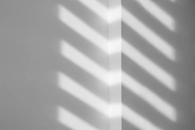 Işık ve gölgeler beyaz duvara düşüyor