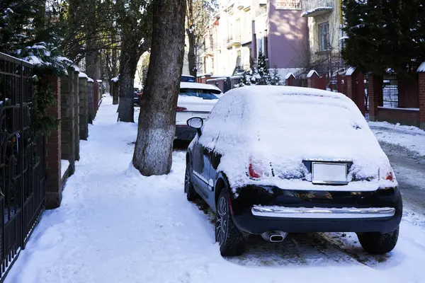 Zaparkowane Samochody Pokryte Śniegiem Ścieżka Ulicy Miasta Zimie — Zdjęcie stockowe