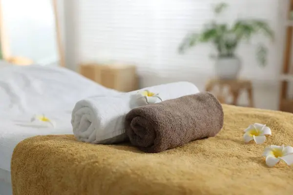 Table Massage Avec Serviettes Fleurs Centre Spa Gros Plan — Photo