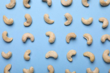 Açık mavi arka planda çok lezzetli kaju fıstığı var.