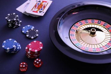 Rulet masası, iskambil kağıtları ve fişler, yakın plan. Kumarhane oyunu