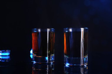 Ayna yüzeyinde shot bardaklarıyla alkol içilir.