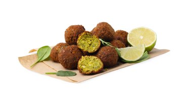 Lezzetli falafel topları, fesleğen, roka ve limon beyaza izole edilmiş.