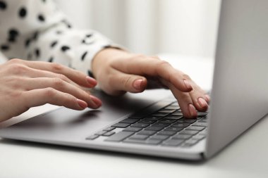E-öğrenme. Çevrimiçi ders sırasında bilgisayarını kullanan bir kadın, kapalı masa, yakın plan