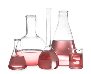Beyaz üzerine kırmızı sıvı izole edilmiş laboratuvar camları.