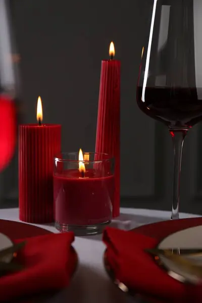 Plaats Instelling Met Rode Kaarsen Witte Tafel Romantisch Diner — Stockfoto