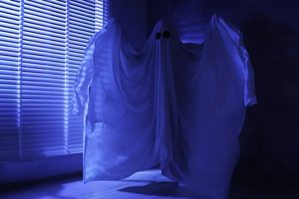Spettro Inquietante Donna Coperta Lenzuolo Vicino Alla Finestra Luce Blu — Foto Stock