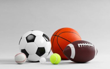 Açık gri arka planda birçok farklı spor topu