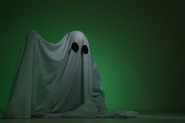 Ürkütücü hayalet. Yeşil ışıkla kaplanmış kadın, metin için boşluk