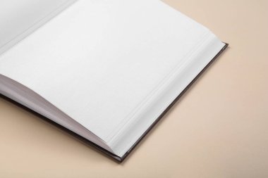 Bej arkaplanda fotoğraf albümünü aç, yakın plan. Metin için boşluk