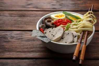 Kasede et, ahşap masada çubuk ve yazı için yer olan lezzetli ramen. Erişte çorbası.