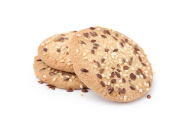 Keten, ayçiçeği ve susam tohumlu yuvarlak krakerler beyaz üzerine izole edilmiş.