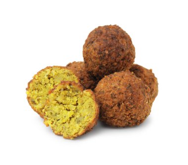 Lezzetli kızarmış falafel topları beyaz üzerine izole edilmiş.