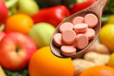 Ürünlerin yanındaki ahşap kaşıkta diyet takviyeleri, yakın çekim. Metin için boşluk