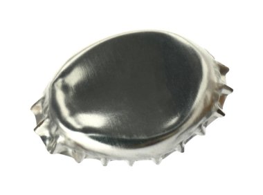 Beyaza izole edilmiş bir gümüş bira şişesi kapağı.