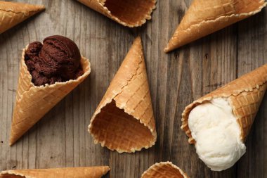 Dondurma kepçeleri ahşap masanın üstünde, düz yatıyordu.