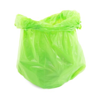 Yeşil plastik çöp torbası beyazda izole edilmiş.