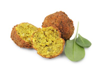 Lezzetli falafel topları ve fesleğen beyaz üzerine izole edilmiş.