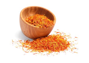 Aromatik safran ve kase beyaza izole edilmiş.