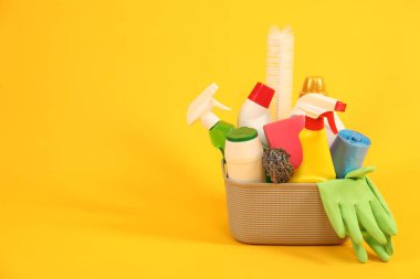 Sarı arkaplanda farklı temizlik ürünleri, metin için yer