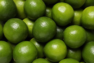 Arka plan olarak pek çok taze limon, üst görünüm