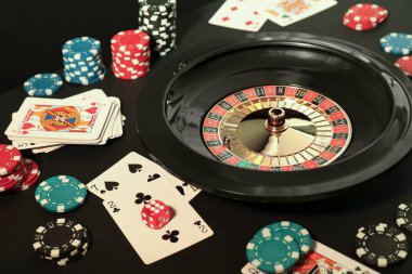 Rulet masası, iskambil kağıtları ve fişler, yakın plan. Kumarhane oyunu